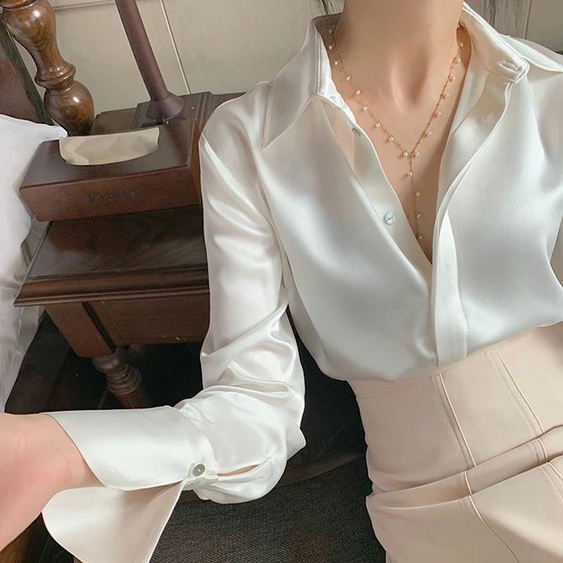 Blusa Margaux de Hermosa: blusa de satén de manga larga con cuello camisero